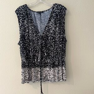 Women's Black and White Sleeveless Top